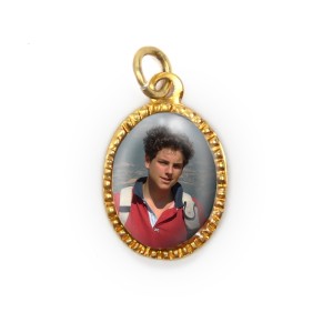 MD103278P10 - Medalha São Carlo Acutis Alumínio Oval Dourada c/ 10un. - 2X1,3cm